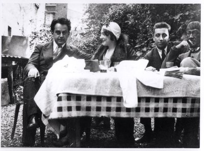 Man Ray (1890-1976) Madeline Ansbach, Robert Desnos (1900-45) e Leonard Foujita (1886-1968) c.1930 da French Photographer